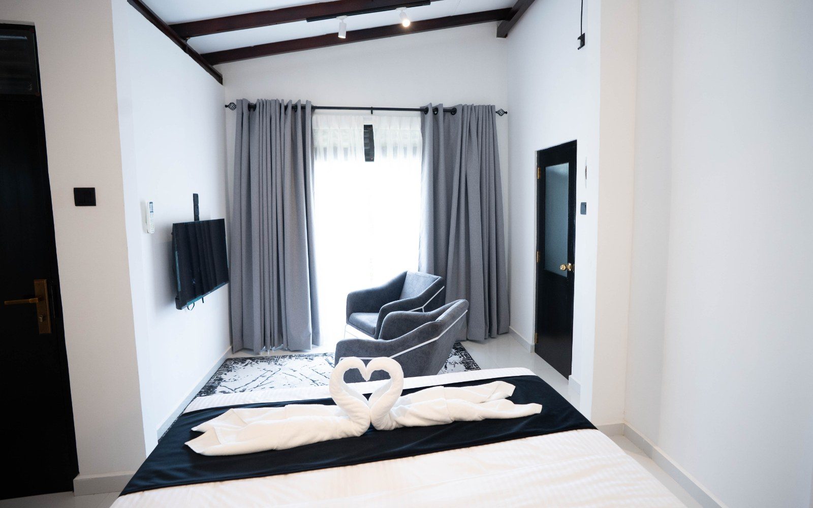 Queen Room with Private Balcony image 9