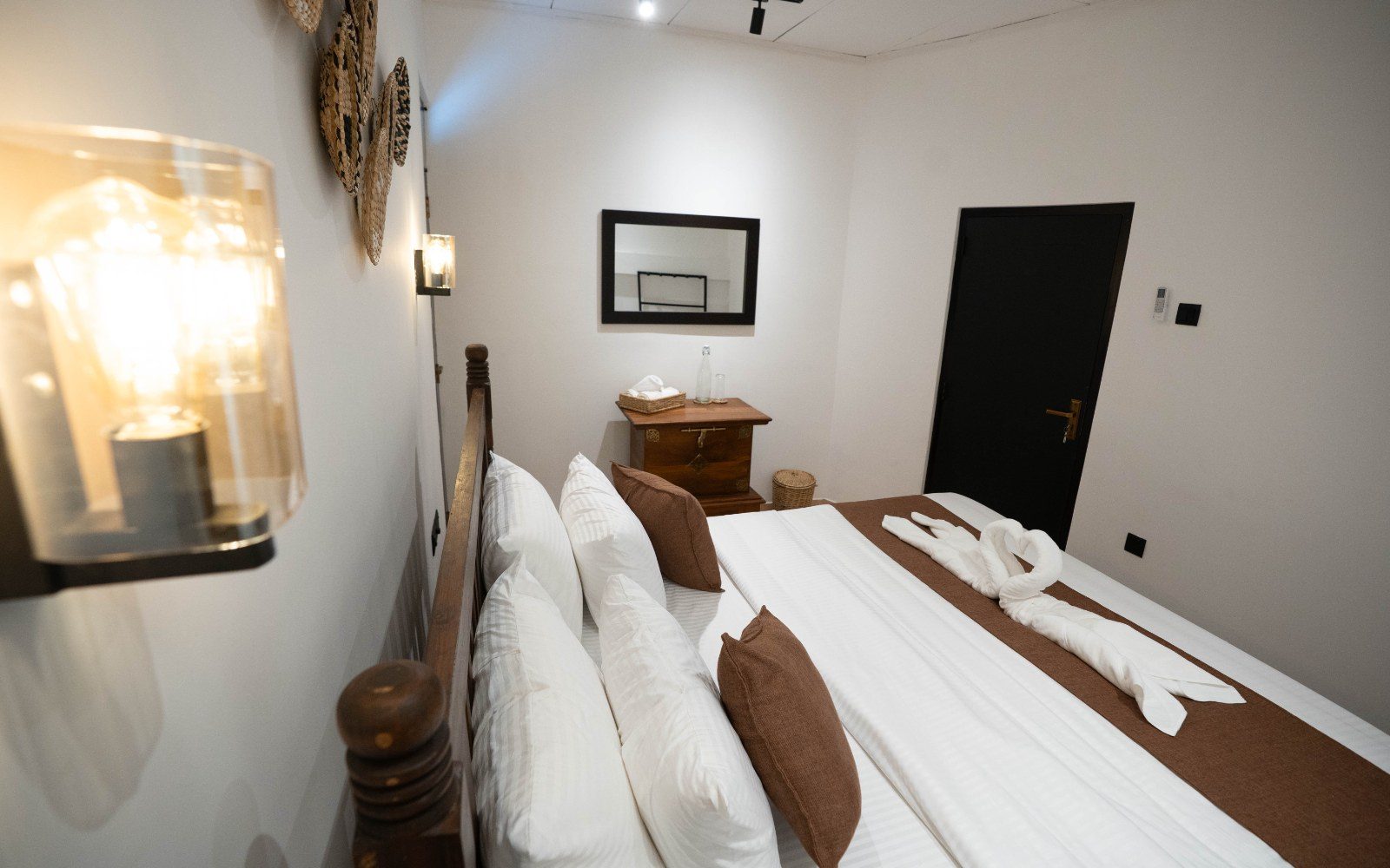 Private Apartment I – King Bedroom & Separate Single Room