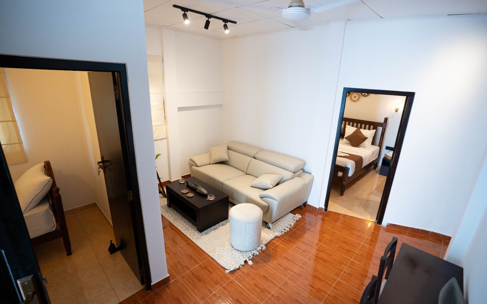 Private Apartment I – King Bedroom & Separate Single Room image 9