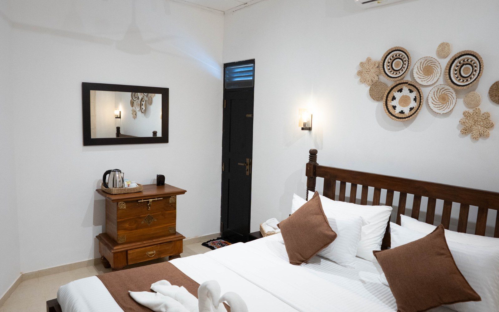 Private Apartment I – King Bedroom & Separate Single Room image 12