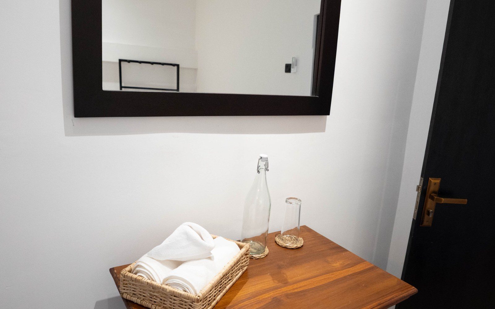 Private Apartment II – King Bedroom & Separate Single Room image 2